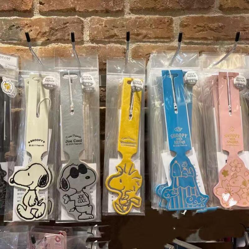 Travel Accessories For Japan Trip - ป้ายติดกระเป๋าการ์ตูนสนูปปี้น่ารัก ป้ายแขวนแบบพกพาสำหรับกระเป๋าเดินทาง เหมาะสำหรับการเดินทางท่องเที่ยวกลางแจ้ง