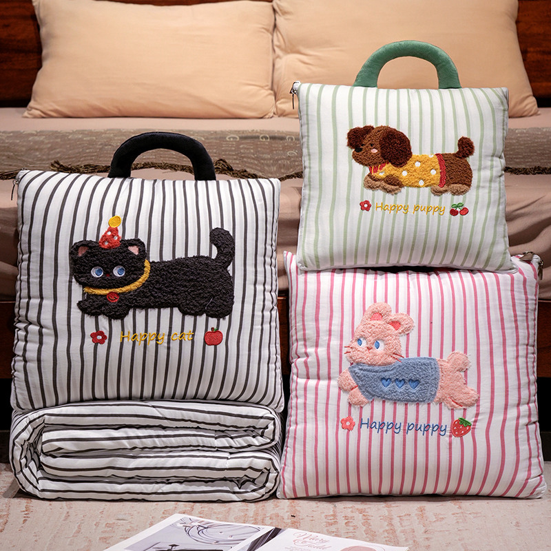 Travel Accessories Gifts - ผ้าห่มลายการ์ตูนแบบ 2-in-1 ใช้ได้ทั้งผ้าห่มและผ้าคลุมแอร์ สำหรับรถยนต์ เนื้อผ้านุ่ม ระบายอากาศได้ดี